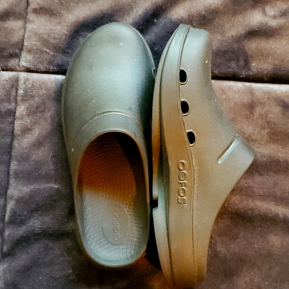 Oofos clogs